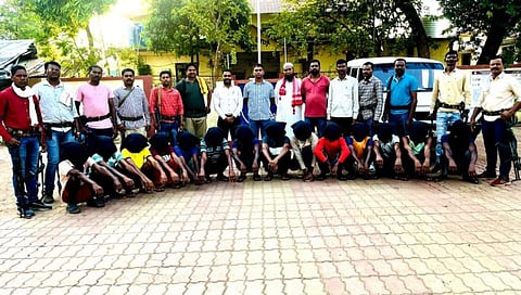 दोघांना जिवंत जाळल्या प्रकरणी पाेलिसांनी १५ संशयित आरोपींना  ताब्यात घेतले. ( खाली बसलेले संशयित ) साेबत पाेलीस कर्मचारी.