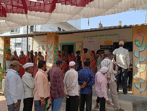 दिंडोरी तालुक्यात उत्साहाने  मतदानाला सुरुवात  जानोरी येथील मतदान केंद्रावर  मतदारांच्या लांबच लांब रांगा. (छाया : समाधान पाटील)