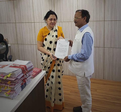  निवेदन देताना माजी सामाजिक न्याय व विशेष सहाय्य मंत्री राजकुमार बडोले 