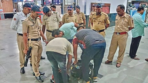 सांगली : रेल्वे स्टेशन्स बॉम्बने उडविण्याची धमकी देणार्‍या अज्ञातावर गुन्हा