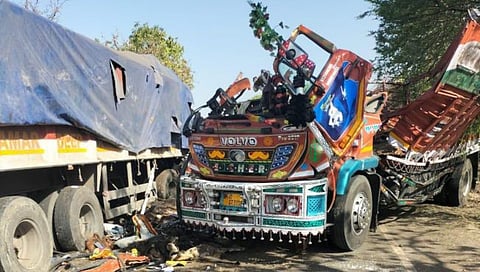 ट्रकच्या धडकेत दोन ठार; शेकडो शेळ्या मृत्युमुखी