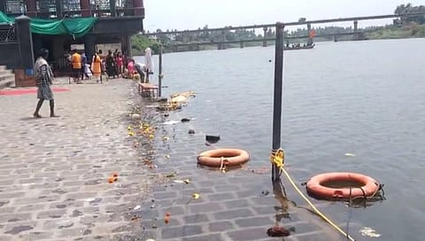 नृसिंहवाडी येथील दत्त मंदिरासमोरील कृष्णा नदीच्या पात्रात भाविकांच्या संरक्षणासाठी दत्त देवस्थान कमिटीच्य़ा पुढाकाराने विविध उपयोजना राबवण्यात आल्या आहेत. 