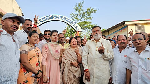 सिन्नर :  महाविकास आघाडीचे उमेदवार राजाभाऊ वाजे यांनी  सिन्नर तालुक्यातील भाटवाडी मतदान केंद्रावर केले सहकुटुंब मतदान यावेळी त्यांच्या पत्नी दिप्ती वाजे, मानसी वाजे, वडील प्रकाश भाऊ वाजे आदी वाजे कुटुंबे उपस्थित होते. (छाया : संदीप भोर)