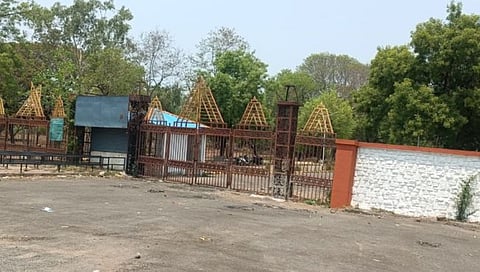 पैठण येथील  संत ज्ञानेश्वर उद्यानातून १८०    पितळी नोजल्स चोरीला गेले आहेत. 
