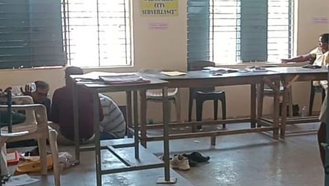 वणी मतदान केंद्रात कर्मचारी जेवताना 