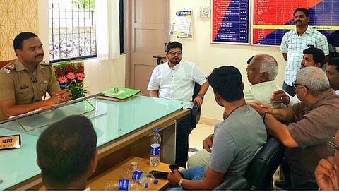 रोहित पाटलांचा पोलीस ठाण्यात ठिय्या   