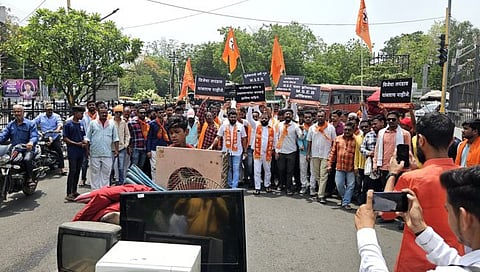 धुळे शिवसेना शिंदे गटाचे महावितरणसमोर अनोखे आंदोलन 