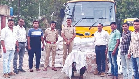 स्‍कूल बसमधून गुटखा जप्त