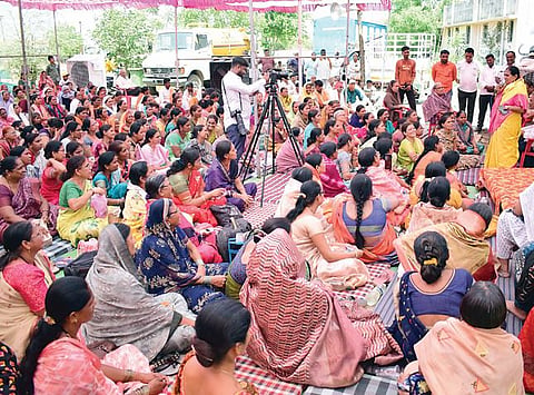पालिकेसमोरच मांडल्या चुली अन् थापल्या भाकरी; पाण्यासाठी महिलांचे आंदोलन