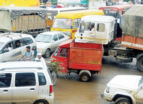 खड्ड्यांमुळे वाहतूक कोंडी : हडपसर-सासवड रस्त्यावरील चित्र
