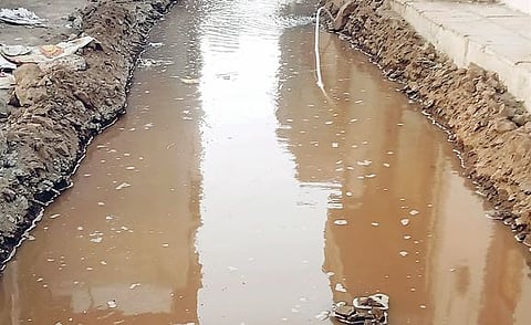 इंदापुरात रस्ते कामात जलवाहिनी फुटली; हजारो लिटर पाणी वाया