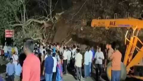 पाकिस्‍तानात बस दरीत कोसळली