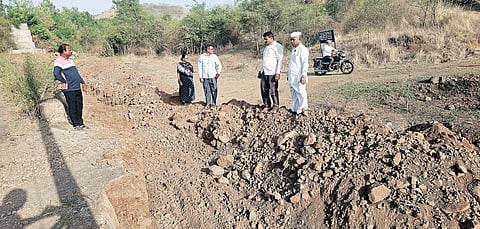 राक्षेवस्तीकडे जाणार्‍या रस्त्यावर खोदकाम