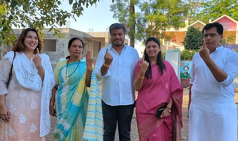 LokSabha Elections : आ. रोहित पवारांनी सहकुटुंब बजावला मतदानाचा हक्क!