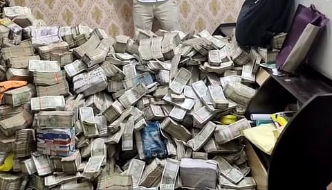 जप्‍त राेकड ३५ काेटींवर!, झारखंडचे मंत्री आलम यांच्‍या पीएसह एकाला अटक