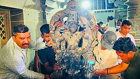 पंढरपूरच्या विठ्ठल मंदिरातील तळघरात सापडलेली  पुरातन दगडी मूर्ती