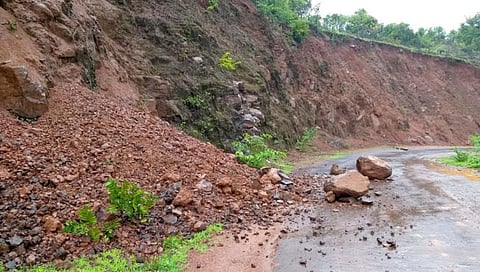 कोल्हापूर : विशाळगड परिसरात जोरदार पाऊस; भाततळी घाटात दरड कोसळली