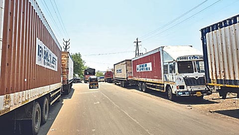 सिडको : अंबड औद्योगिक वसाहतीत रस्त्यालगत उभ्या केलेल्या कंटेनरमु‌ळे वाहतुकीस पुरेसा रस्ता उरलेला नसून, वाहतूक कोंडीला निमंत्रण मिळत आहे. 
