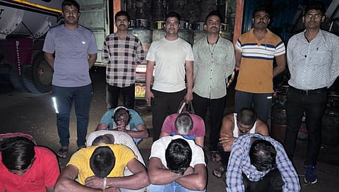 भेंडाळा शिवारामध्ये अवैध गॅस रिफींलीग अड्डा उध्स्तव करून आरोपीसह टँकर इतर साहित्य वैजापूरच्या पिंक पथकाने जप्त केले.