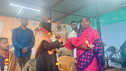 जातीधर्मापेक्षा माणुसकीच ठरली वरचढ; गोकाकमध्ये मुस्लिम दांपत्याकडून हिंदू बाळंतिणीचा सांभाळ