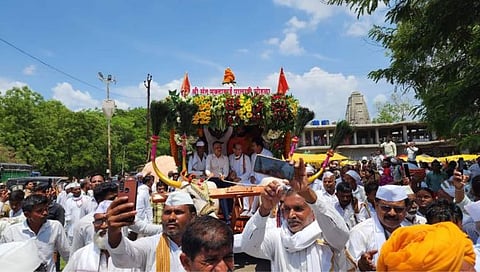 जळगाव : हरिनामाचा जयघोषत आदिशक्ती मुक्ताबाई पंढरपूरच्या विठुरायाच्या भेटीला 