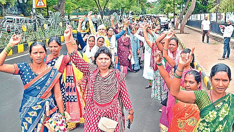 नाशिक : मानधनवाढीच्या मागण्यांसाठी मुंबईला निघालेले रोजंदारी कर्मचारी (छाया : हेमंत घोरपडे)