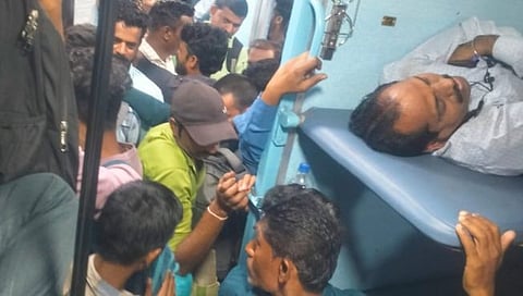 लासलगाव : येथे रेल्वे स्थानकात आलेल्या सेवाग्राम एक्स्प्रेसच्या बोगींचे वातानुकूलीत बोगीत रुपांतर करण्यात आल्याने जनरल बोगीत झालेली प्रवाशांची गर्दी.