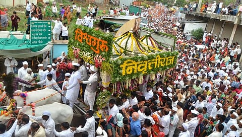 त्र्यंबकेश्वर : साधारण ४५० किमी अंतराच्या आषाढी वारीसाठी प्रस्थान ठेवलेल्या संत निवृत्तिनाथ महाराजांच्या पालखीसोबत हजारो वारकऱ्यांनी केलेली मांदियाळी. (छाया : हेमंत घोरपडे)