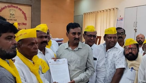 विटा : तहसीलदार उदयसिंह गायकवाड यांना निवेदन देताना संग्राम माने, किरण तारळेकर, माधव रोकडे आदी