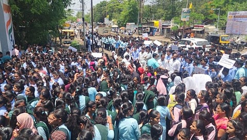 गोंधळ थांबवा ‘नीट’ परिक्षा पुन्हा घ्या; धाराशिव येथे विद्यार्थ्यांची मोर्चाद्वारे मागणी