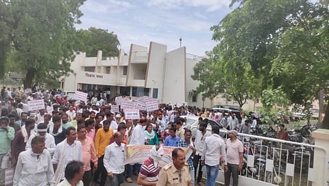 शेतकरी महिला निधी लिमिटेडच्या खातेदारांचा आमदार डॉ. पंकज भोयर यांच्या नेतृत्त्वात मोर्चा