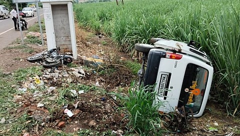 कुरुंदवाड : हेरवाड येथे भरधाव कारने  दुचाकीला उडवले, सर्व प्रवासी सुखरूप