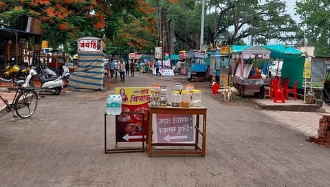 खिद्रापूर येथे अतिक्रमणाच्या निषेधार्थ रस्त्यावरच थाटले दुकान  