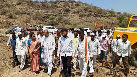 धुळे:  गोताणे येथील ४ तलावांची कामांची खासदार शोभा बच्छाव,  आमदार कुणाल पाटील यांनी पाहणी केली.   