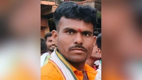 सुरेश आसाराम हारकळ  असे मृत्युमुखी पडलेल्या शेतमजुराचे नाव आहे.  
