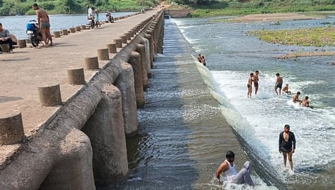 राजापूर बंधाऱ्यातून 1 हजार 200 क्युसेक्स  विसर्ग सुरू  