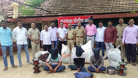 संशयित आरोपींसह करमाळा पोलिसांचे पथक 
