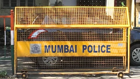 मुंबईत अतिक्रमण पथक आणि पोलिसांवर दगडफेक