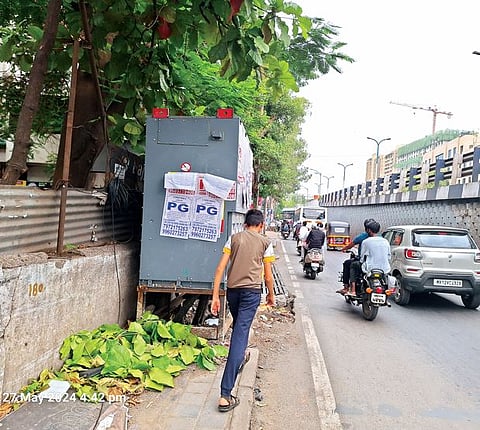 पदपथावरील डीपीमुळे पादचार्‍यांची गैरसोय; मगरपट्टा रस्त्यावरील समस्या