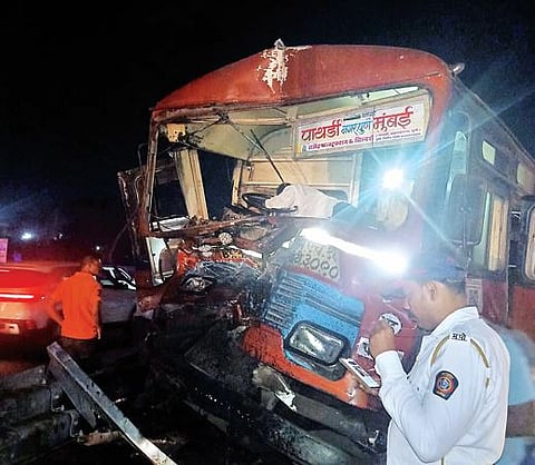 एसटीचा अपघात; चालक गंभीर, तर वाहकासह प्रवासी किरकोळ जखमी