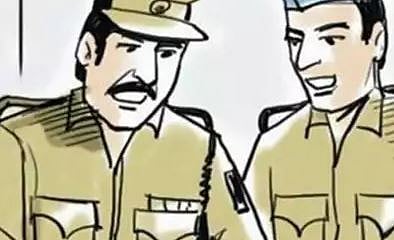 पोलिसाच्या दुचाकीवरून उडी मारून गोट्या पळाला!