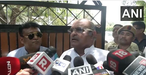 माध्‍यमाशी बाेलताना जनता दल संयुक्‍त (जेडीयू )चे प्रवक्‍ते के. सी. त्‍यागी.