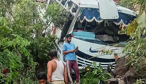 रविवारी जम्मू आणि काश्मीरच्या रियासी जिल्ह्यात यात्रेकरूंना घेऊन जाणाऱ्या बसवर दहशतवादी हल्‍ला झाला होता.
