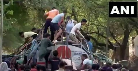 पाण्‍याच्‍या एका थेंबासाठी..! दिल्‍लीत भीषण पाणी टंचाई (पाहा व्‍हिडिओ)