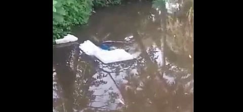 पश्चिम बंगालच्या दक्षिण 24 परगणा येथील एका मतदान केंद्रातील ईव्‍हीएम मशीन जमावाने तलावात फेकले.