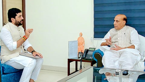 Muralidhar Mohol met the Defense Minister regarding various issues of Pune