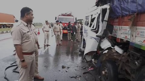 14 people died on the spot in a terrible accident near Saundatti
