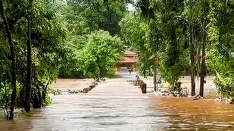 The main road of Parod connecting Kepe with Margaon went under water