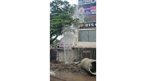 Fountains were flying on the fourth floor due to a burst pipeline of the Rajgurunagar Municipal Council
