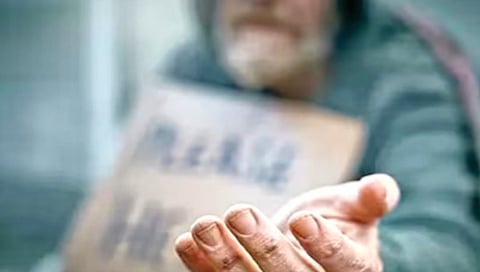pakistan beggar found unconscious with five lakh rupees